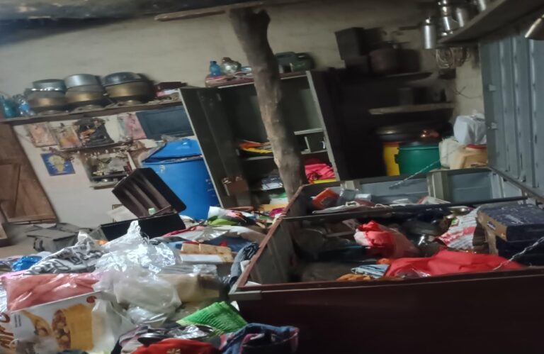 सूने मकान में चोरों की धमाचौकड़ी, बड़े आराम से जेबरात नकदी ले उड़े चोर