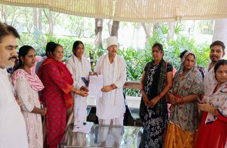 अचानक अनेक लोग विधायक के पहुँचे, सड़क निर्माण कराने ज्ञापन सौपा