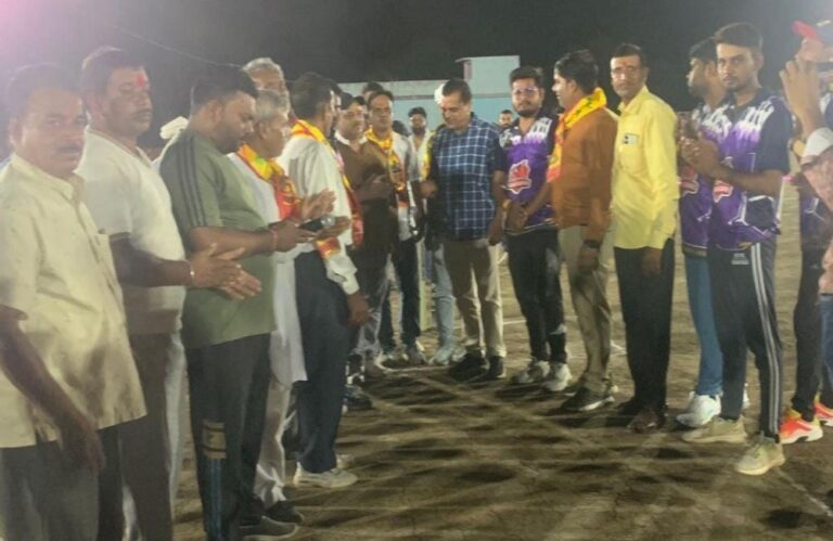 यदुवंशी क्रिकेट लीग में खिलाड़ी दिखा रहे दम, रात्रि 12 बजें तक चल रहे मुक़ाबले