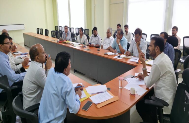 निगम अध्यक्ष ने निगम परिषद में हुये निर्णयों पर की गई कार्यवाही की समीक्षा बैठक ली