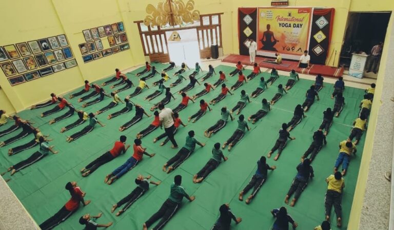 अन्तराष्ट्रीय योग दिवस पर डीपीस सागर में शिक्षक व छात्रों ने किया सामूहिक योग अभ्यास