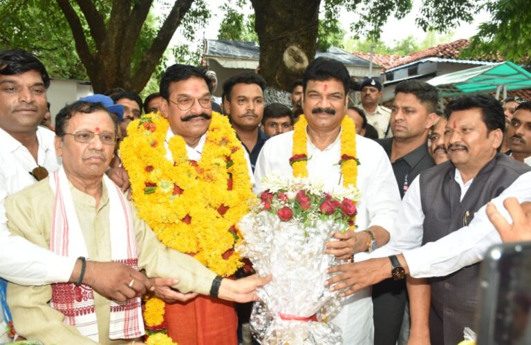 धूमधाम से मनाया गया जिला पंचायत अध्यक्ष हीरा सिंह राजपूत का जन्मदिन