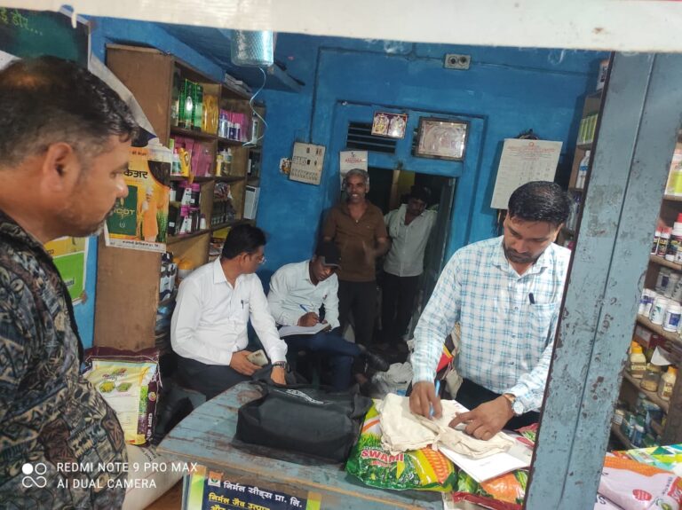 कलेक्टर के निर्देश पर तत्काल कार्रवाई : खाद, बीज और कीटनाशक दुकान में अनियमितताएं पाए जाने पर दुकान की किया सील