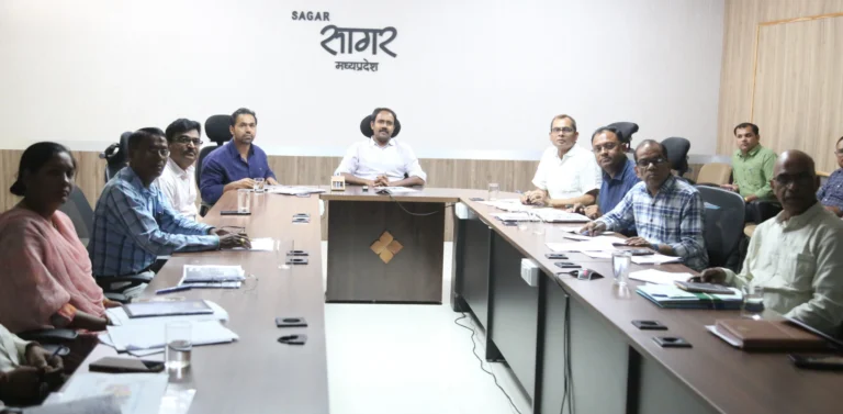 खरीफ फसल के लिए किसान भाइयों को किसी भी प्रकार की परेशानी का सामना न करना पड़े, पूर्व से करें सभी तैयारी – कलेक्टर  संदीप जी आर