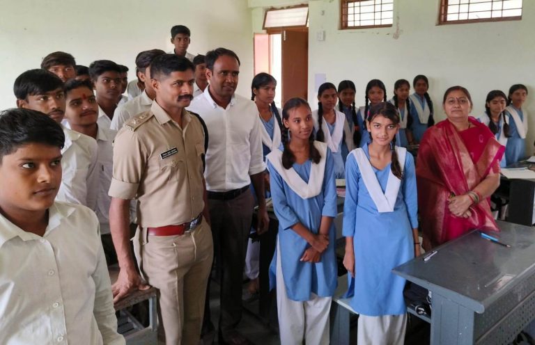 कलेक्टर ने भापेल उच्चतर माध्यमिक विद्यालय का किया निरीक्षण, बच्चों को प्रतियोगी परीक्षाओं के दिए टिप्स 