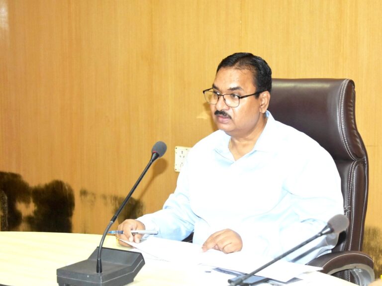 कमिश्नर ने संभाग स्तरीय बैठक में निर्माण कार्यों की समीक्षा की, और आवश्यक निर्देश दिए 