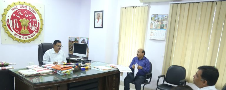 गांव की बेटी योजना और प्रतिभा किरण योजना की लंबित छात्रवृत्ति का भुगतान सुनिश्चित करें – कमिश्नर