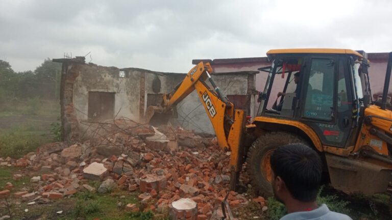 कलेक्टर के निर्देशों का हो रहा है अनुपालन : क्षतिग्रस्त, जर्जर भवनों को गिराने की कार्रवाई जारी 