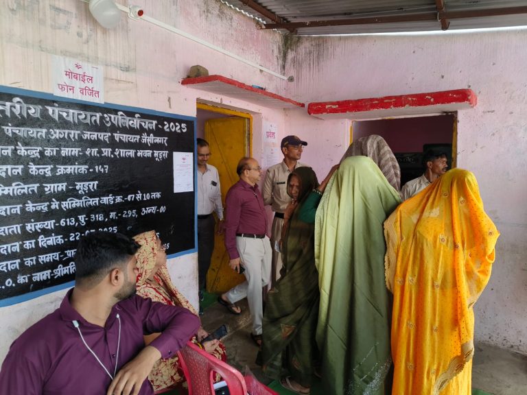 कलेक्टर ने पंचायत उप निर्वाचन का किया निरीक्षण, मतदाताओं से की चर्चा, पेपरलेस माध्यम से 74.61 प्रतिशत हुआ मतदान