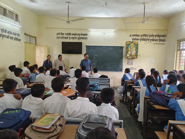 सागर जिला शिक्षा अधिकारी ने आधा दर्जन से अधिक विद्यालयों को किया निरीक्षण