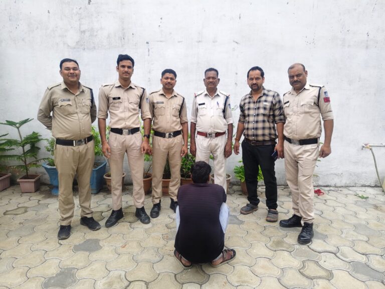 लूट और चोरी का आदतन आरोपी अवैध हथियार सहित गिरफ्तार