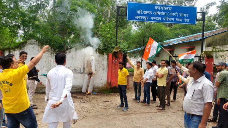 सागर में मज़दूर संघ ने सहायक मंडल अभियंता एवं एसएसई (वर्क्स) सागर का फूंका पुतला