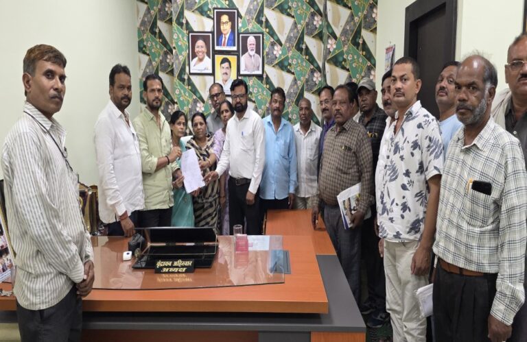 निगम अध्यक्ष वृंदावन अहिरवार को कर्मचारी संघ ने अपनी माँगो के चलते ज्ञापन सौपा