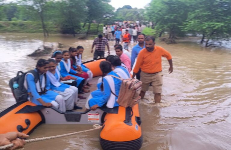 कलेक्टर ने तत्काल बाढ़ में फंसे बच्चों को सुरक्षित निकालने दिए टीम को निर्देश