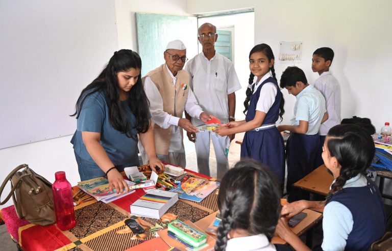 स्वतंत्रता संग्राम सेनानी ताराचंद जैन ने स्कूल का भ्रमण किया, बच्चो के हाल जाने