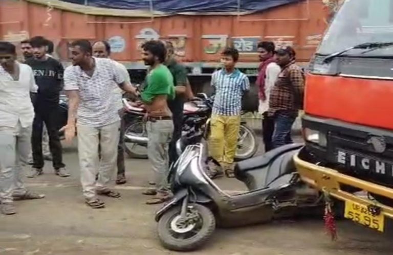 सागर में ट्रक ड्राइवर से मारपीट का वीडियो वायरल, मुकदमा दर्ज