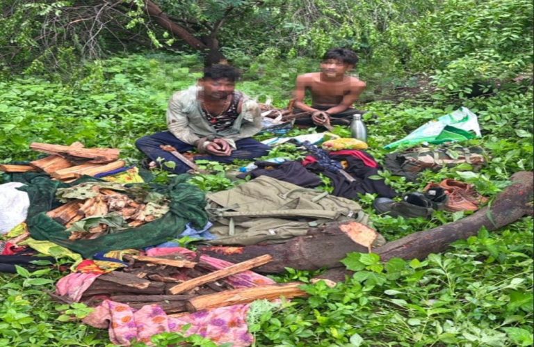 सागर में सेना के कैम्पस में तार काटकर घुसे चंदन चोर, जवानों ने पकड़ा पुलिस के हवाले किया