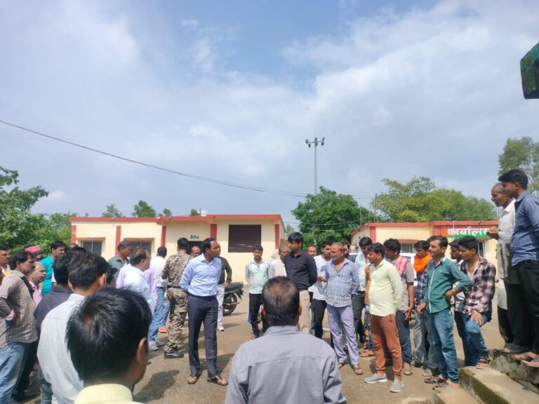 कलेक्टर ने किया खाद वितरण केंद्र का निरीक्षण, किसान भाइयों से की चर्चा