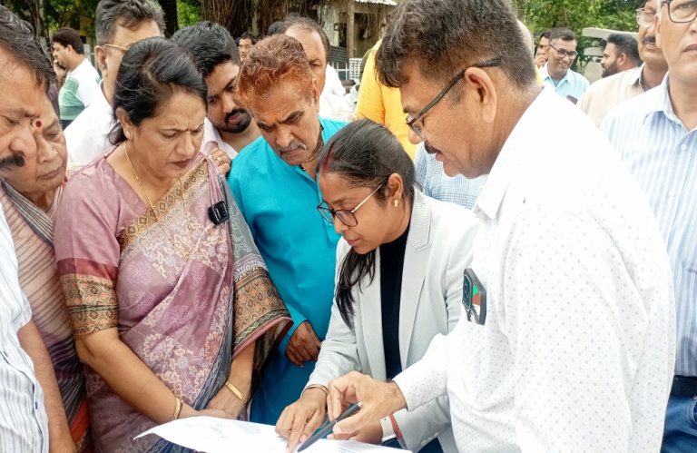 रेल्‍वे और सेतु निगम अधिकारियों के साथ किए गए आर.ओ.बी. निरीक्षण के दौरान सांसद डॉ. लता वानखेड़े ने दिए गुणवत्ता पूर्ण और समयबद्ध निर्माण के निर्देश 