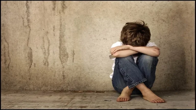 तीन नाबालिग दोस्तों ने 15 वर्षीय किशोर के साथ की दरिंदगी, वायरल वीडियो की दी धमकी