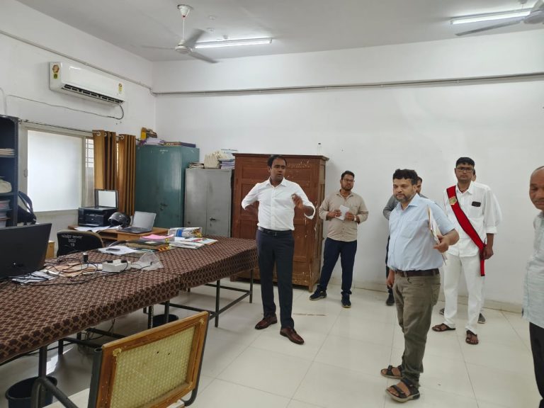 कलेक्टर ने किया भू-अर्जन शाखा का निरीक्षण, दिए आवश्यक निर्देश