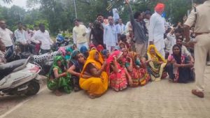 सागर कलेक्टर कार्यालय पर हंगामा, पिथौली के ग्रामीणों ने बांध निर्माण को लेकर जताया विरोध