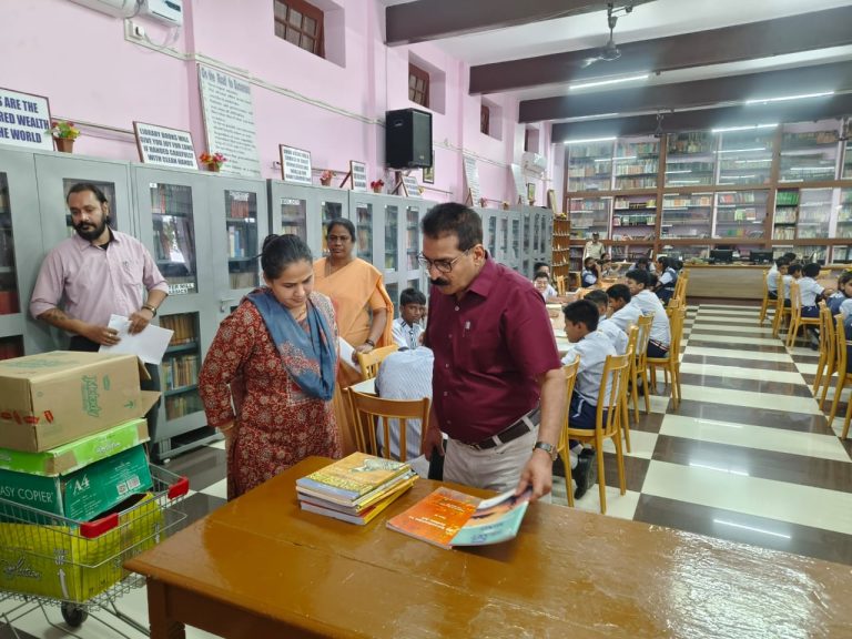 फीस, गणवेश, पुस्तकों की सूक्ष्मता से करें जांच- कलेक्टर