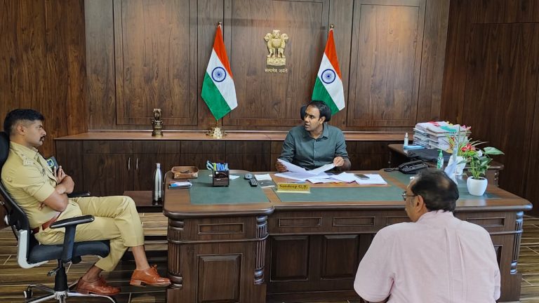 कलेक्टर, पुलिस अधीक्षक ने सीएम हेल्पलाइन शिकायतकर्ताओं को समक्ष में सुना, शिकायतों का किया निराकरण