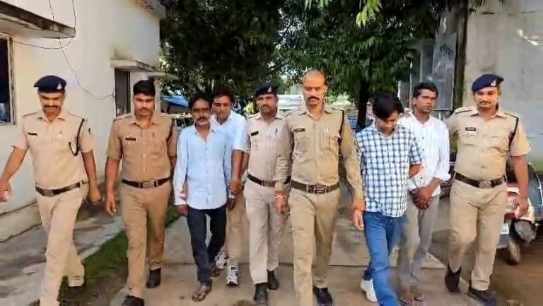 MP News: कैश वैन से 61 लाख की लूट, ATM फ्रेंचाइजी संचालक ने खुद रची थी साजिश, पुलिस ने 4 को दबोचा 70 लाख रुपये बरामद