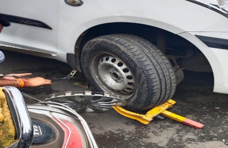 सागर में यातायात पुलिस ने डाला गाड़ी में व्हील लॉक, स्टेपनी बदली लॉक समेत गाड़ी गायब