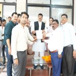 न्यायिक और गैर न्यायिक कार्य विभाजन को लेकर तहसीलदारों ने मंत्री गोविंद सिंह राजपूत को सौंपा ज्ञापन