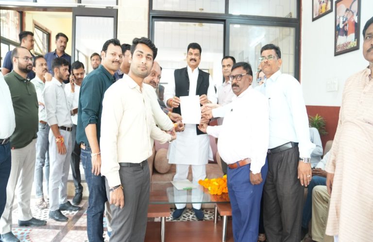 न्यायिक और गैर न्यायिक कार्य विभाजन को लेकर तहसीलदारों ने मंत्री गोविंद सिंह राजपूत को सौंपा ज्ञापन