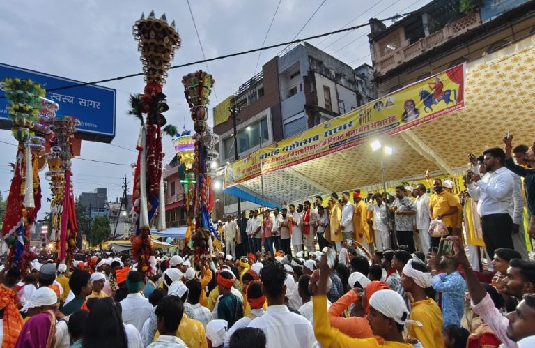 लोकदेवता श्री जाहरवीर गोगादेव महाराज के दिव्य भव्य झंडा निशानों की शोभा यात्रा निकाली गई