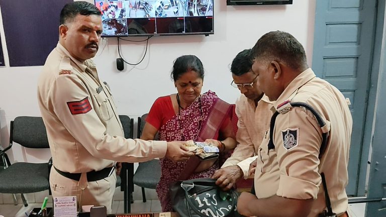 ऑटो रिक्शा में छूटा 90,000 रुपए व सोने-चांदी के आभूषणों से भरा बैग , सागर पुलिस की तत्परता से सुरक्षित मिला