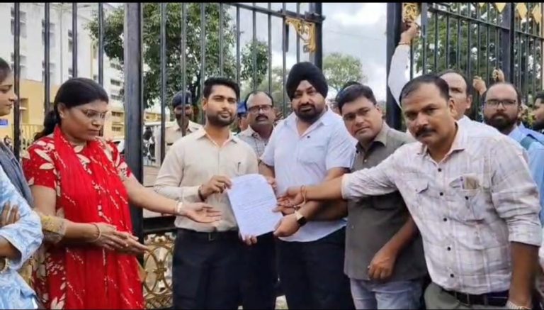 सागर में पटवारी संघ ने सौपा प्रमुख सचिव राजस्व के नाम कलेक्टर को ज्ञापन, हड़ताल पर जाने की चेतावनी दी