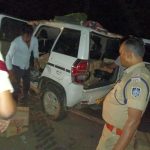 सागर के नरयावली में बुलेरो पलटी, निकली अवैध शराब, पुलिस आई फिर हरकत में