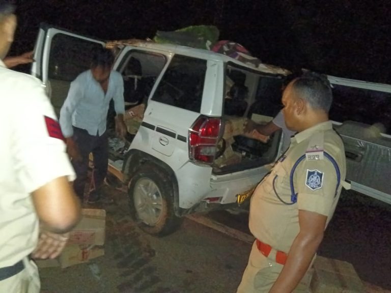सागर के नरयावली में बुलेरो पलटी, निकली अवैध शराब, पुलिस आई फिर हरकत में