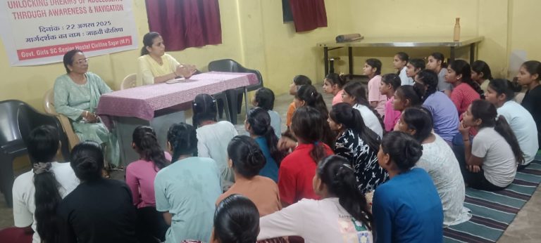 कलेक्टर के निर्देश पर संयुक्त कलेक्टर ने किया शासकीय कन्या छात्रावास का निरीक्षण