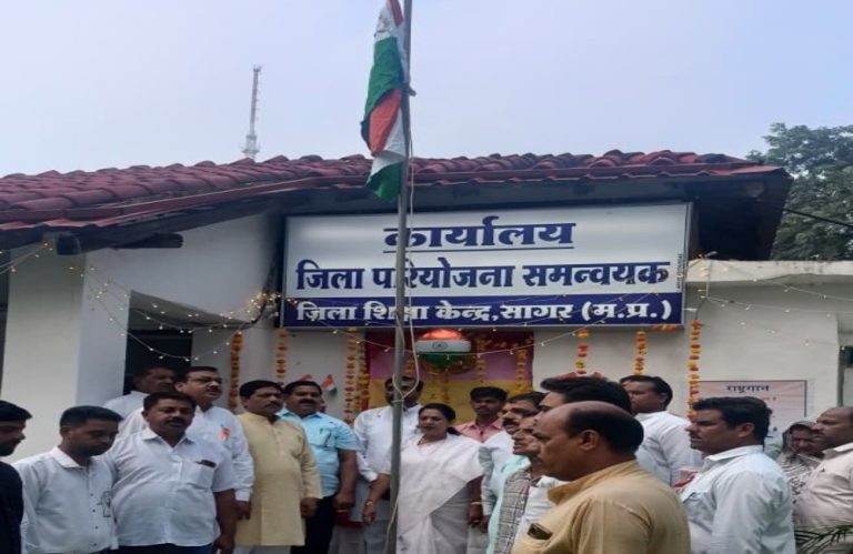 Sagar News: सांसद डॉ. लता गुड्डू वानखेड़े ने सांसद संवाद केंद्र परिसर में किया ध्वजारोहण