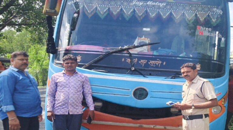 परिवहन विभाग द्वारा यात्री बस एवं मोटरसाईकिल वाहनों पर कार्यवाही 14 से 14500 रुपये जुर्माना बसूली हुई
