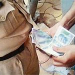 MP: लोकायुक्त ने सबइंस्पेक्टर को एक लाख रुपये की रिश्वत के साथ रंगे हाथों पकड़ा