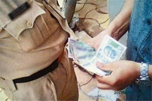 MP: लोकायुक्त ने सबइंस्पेक्टर को एक लाख रुपये की रिश्वत के साथ रंगे हाथों पकड़ा