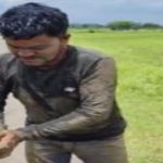 सागर में चौंकाने वाली घटना: लाश समझकर उठा रहे थे पुलिसवाले, अचानक खड़ा हो बोला – “मैं तो जिंदा हूं”