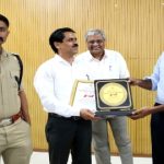 कलेक्टर ने राज्य स्तरीय शिक्षक पुरस्कार प्राप्त शिक्षक को किया सम्मानित