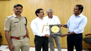 कलेक्टर ने राज्य स्तरीय शिक्षक पुरस्कार प्राप्त शिक्षक को किया सम्मानित