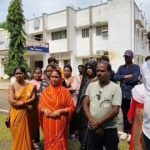 पेट्रोल बम फेंकने की धमकी और मारपीट के आरोप में मोहल्लेवासियों ने एसपी कार्यालय में की शिकायत