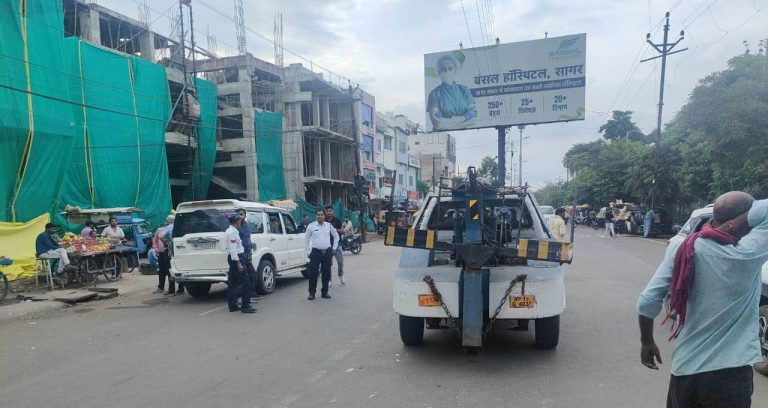 अतिक्रमण के खिलाफ नगर निगम और यातायात पुलिस ने कार्रवाई