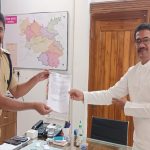 सागर: थानों में CM हेल्पलाइन बगैर निराकरण बंद करने का सनसनीखेज मामला, पूर्व मंत्री चौधरी मिले SP से सौपा पत्र