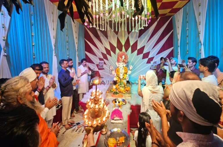 श्री केदारनाथ धाम एवं द्वादश ज्योतिर्लिंग गणेश झांकी में बप्पा को लगा 121 प्रकार का महा भोग