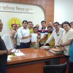 व्यापारियों ने दिया निगमायुक्त को ज्ञापन, अब अनुज्ञप्ति लायसेंस स्थगित, पुनः विचार होगा
